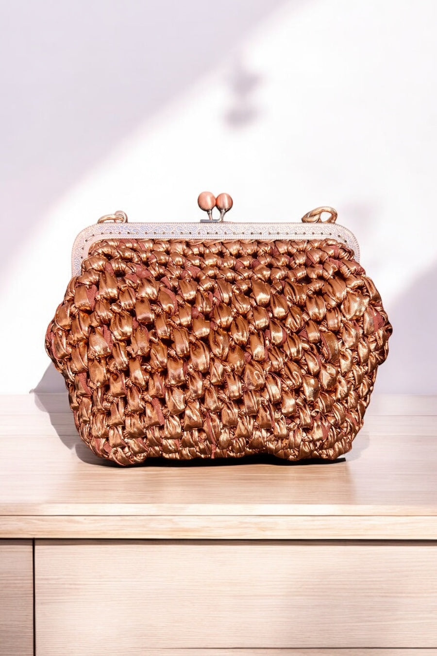 Sac Inès en polyester, fait main en France, personnalisable et tendance - Les sacs de Michèle.
Couture soignée et tissu durable en polyester.
Sac Inès couleur marron métallisé avec doublure intérieur Les sacs de Michèle.
Sac Inès porté à l'épaule, idéal pour les occasions, le shopping, le travail.
Sac Inès personnalisable avec choix du tissu intérieur et couleur du fermoir et chaîne