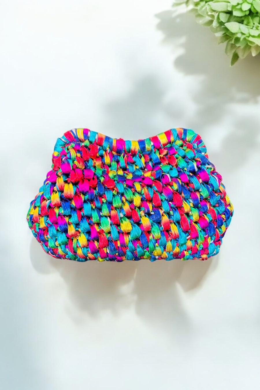 Ce sac est revisité par Michèle pour les occasions, il pourra mettre en valeur os tenus pour un look unique et audacieux. Les sacs de Michèle accessoire unique fait main en France par Michèle et personnalisable selon vos envies. Un sac tendance, eco responsable et fabriqué avec des matériaux de qualité. Finitions soignées, coutures renforcées et intérieur doublé personnalisable. Ce sas mes sacs de Michèle est parfait pour une touche d'élégance au quotidien. Modèle unique avec choix du tissu intérieur.