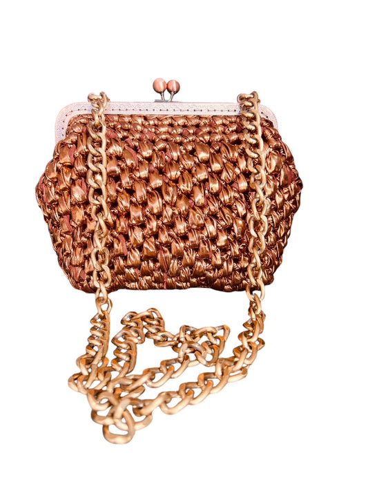 Sac Inès en polyester, fait main en France, personnalisable et tendance - Les sacs de Michèle. 
Couture soignée et tissu durable en polyester.
Sac Inès couleur marron métallisé avec doublure intérieur  Les sacs de Michèle.
Sac Inès porté à l'épaule, idéal pour les occasions, le shopping, le travail.
Sac Inès personnalisable avec choix du tissu intérieur et couleur du fermoir et chaîne